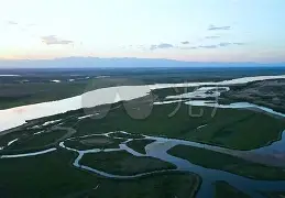  河套雷霆队鏖战三湘金雕队，足球巡回赛险胜，核心复出即建功。宿敌对话再升级