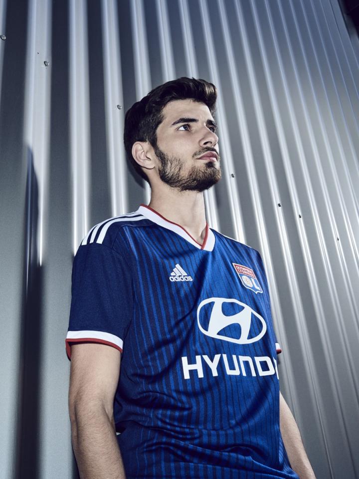 里昂今夜伤情更新；志在荷甲名次提升；更衣室稳定；球探报告显示潜力(一念成疯晨雾的光简介)