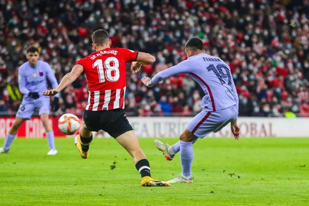 赛前体能课后;门兴格拉德巴赫扳平良机备战国王杯;气氛紧张;纪律约束更严格 赛前体能课后;门兴格拉德巴赫扳平良机备战国王杯;气氛紧张;纪律约束更严格