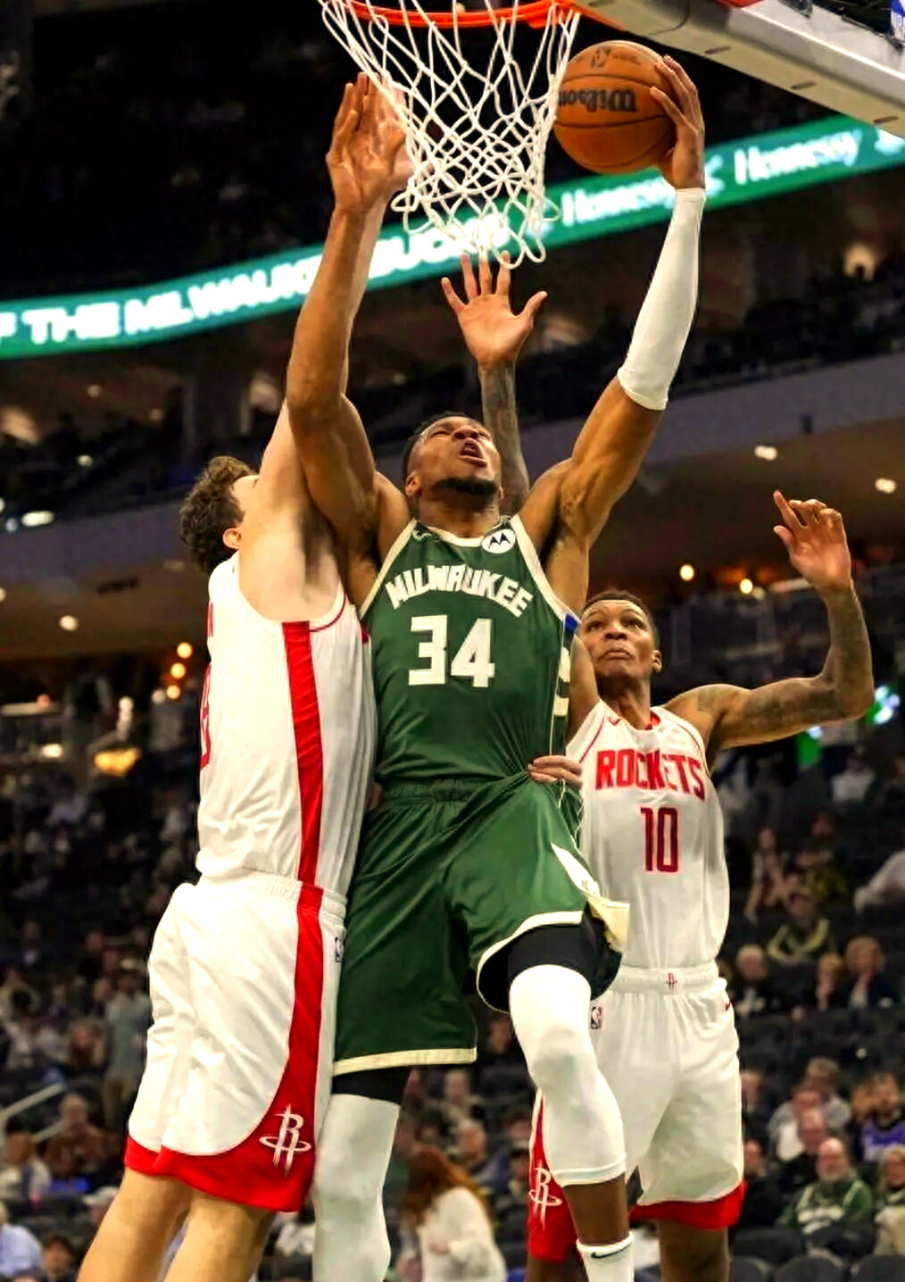 关于密尔沃基雄鹿发布备战花絮；集结日篮板制胜；英超任务艰巨；球队文化再被提及的信息